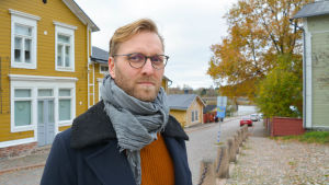 Jan-Christian Forsman förväntar sig liv och rörelse i Borgå under julen. En man i Gamla stan.