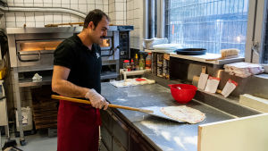 Armand Hajis pizzeria i Söderkulla bjuder på allt från hamburgare till biffar. Pizzabakning vid ugn.