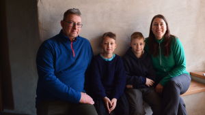 Familjen Nybondas imponerades av slottets rika historia. Familjen Nybondas på Åbo slott.