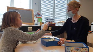 Sonja Tuxen Borlaug jobbar med förstaklassaren Karin Lundström. Talterapeut Sonja Tuxen-Borlaug har terapi med Karin Lundström.