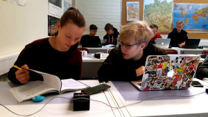 Kia Exell och Oliver von Bondsdorff läser båda tyska. Kia Exell och Oliver von Bondsdorff i ett klassrum.
