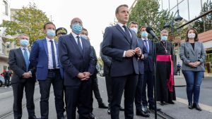 Frankrikes president Emmanuel Macron talade till pressen utanför Notre-Dame i Nice. Macron talar till pressen efter ett terrordåd i Nice i oktober 2020.