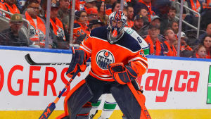 Edmontonmålvakten Mike Smith inledde imponerande. Edmontonmålvakten Mike Smith skrinnar på isen.