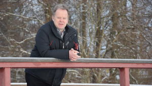 Ingås kommundirektör Jarl Boström. Ingås kommundirektör Jarl Boström lutar mot ett broräcke.