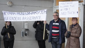 Houtskärborna demonstrerade utanför stadshuset i Pargas. demonstration för vård i Houtskär
