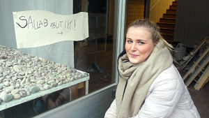 Emma Madsén i Karis öppnar ett lunchställe och stänger ett annat. Arkivbild. Emma Madsén på huk vid skyltfönstret till sin blivande salladsbar. Ett barn har skrivit en provisorisk affish på fönstret där det står salladsbutik.
