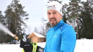Kim Kronberg kom från Åbo för att testa skidspåret. Han är nöjd. Kim Kronberg i skidspåret med blå träningsrock.