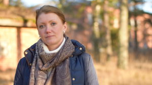 Ledande socialarbetare Jessica Himanen-Stenström tycker att drygt 20 assistenter på ett drygt halvår låter mycket. En allvarlig kvinna ute i solsken. Vinter, men ingen snö.