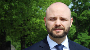 Joonas Könttä påminner om att spelandet också kostar samhället mycket. Joonas Könttä ser in i kameran.