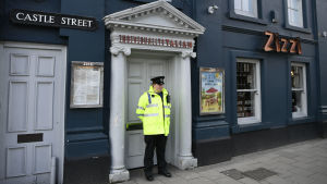 Skripal och hans dotter utsattes för nervgift under ett restaurangbesök i Salisbury. Polis står på vakt utanför Zizzi.