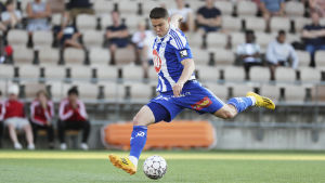 Filip Valencic åkte inte till Vitryssland. Filip Valencic sparkar bollen.