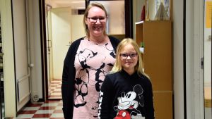 Päivi Suutari är lika nervös som dottern Saara som börjar i trean. Päivi Suutari med dottern Saara Ahlfors i Lappvik skola.