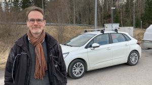 Dominicus Björkstam anser att det är ett steg i rätt riktning att stänga Nylands gränser, i kampen om att motarbeta spridningen av coronaviruset. Dominicus Björkstam står på en bensinstation, ser in i kameran och ler. Bakom sig har han en vit bil med ett släp. Han har på sig en svart rock och en halsduk.