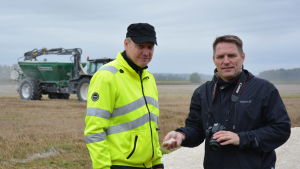 Jordbrukare Juha Ääri och Henri Vaarala, sakkunnig inom vattendrag vid stiftelsen Pyhäjärvi-instituutti. Juhs Ääri och Henri Vaarala står på en åker - i bakgrunden en traktor.