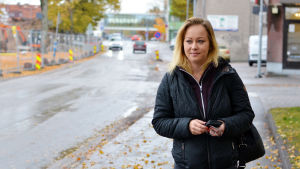 Sandra Hellman promenerar och cyklar mycket. Sandra Hellman går längs en gata.