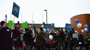 Barnträdgårdslärarna protesterade i slutet av april bland annat på Narinkens torg i Helsingfors. Ei leikkirahaa-demonstration på Narinken i Helsingfors.