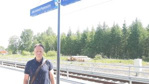 Fredrik Haga. Man framför tågspår vid Jakobstad-Pedersöre tågstation.