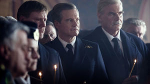 Samarbete med förhinder. Den brittiska kommendören David Russell (Colin Firth) får snart inse att utomstående hjälp inte är välkommen. Befälhavarna för ryska och brittiska flottan samlade till minnesstund över de döda.