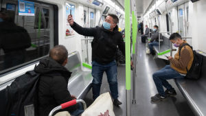 Tillsvidare ovanligt tomt i tunnelbanetåget i Wuhan, men åtminstone en passagerare firade med en selfie samma dag som tunnelbanetrafiken öppnades igen efter coronavirusutbrottet. Passagerare i ett tunnelbanetåg i Wuhan, Kina. En av passagerarna tar en selfie. Bilden är tagen den 28 mars, samma dag som tunnelbanan öppnade igen efter paus på grund av coronavirusutbrottet i staden.