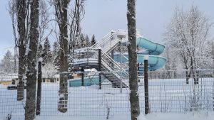 Bassängen och vattenrutschkanan i FantaSea park kommer inte att tas i bruk nästa sommar. Fanta Seaparken i Gamla hamn i Jakobstad.