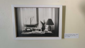 Fotografiet “Ring om du hamnar i påsan” har fått namn efter något som Mimosa Elos morfar brukade säga. Ett svartvitt fotografi i en vit ram.