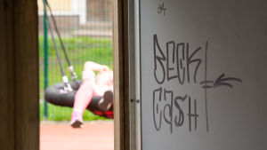 Muminparken är i bra skick, men har problem med klotter. Graffiti på en grå vägg.