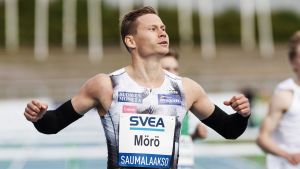 Oskari Mörö jublar efter målgång.
