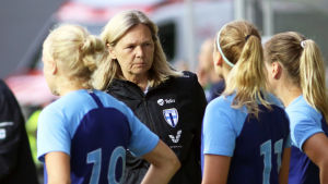 Anna Signeul känner Skottland ut och in. Innan hon började träna Finland var hon Skottlands förbundskapten i tolv år. Anna Signeul blickar mot sina spelare.