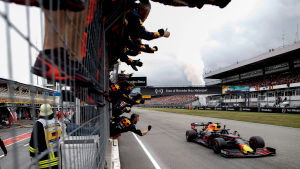 Verstappen har radat upp topplaceringar i de senaste tävlingarna. Max Verstappen korsar mållinjen och mekanikerna jublar