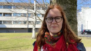 Erika Rönngård önskar att det fanns mera stöd att få om papa-provet oroar. En kvinna med rött, axellångt hår tittar rätt in i kameran med allvarsam min. I bakgrunden syns ett höghus och några träd.
