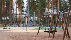 En del av redskapen på skolgården i Vårberga. skolgård med gungor ock klätterställningar.