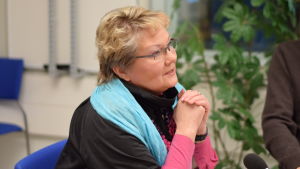 Merja Laaksonen (SFP) har själv varit elev i Päivärinteen koulu men hon är osäker på om skolan ska bevaras eller inte. Merja Laaksonen pratar vid ett bord.