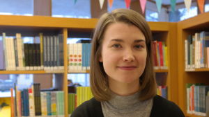 Doktoranden Jenny Lindgren forskar i tvåspråkighet. Logopeden och doktoranden Jenny Lindgren i Åbo stadsbibliotek
