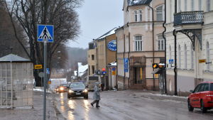 Inte direkt lockande att gå ut i sådant här väder? Arkivbild från 2016. Fotgängare och bilar på gata