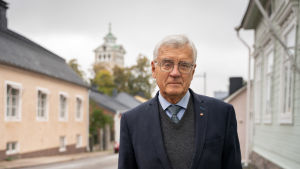 “Attendo är en stor firma som i bästa fall kan köra ett boende med förlust utan att det märks”, säger Karl von Smitten (Sfp), ordförande för Social- och hälsovårdsnämnden i Raseborg. Karl von Smitten i Gamla stan i Ekenäs.