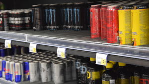 De här dryckerma är förbjudna på ungdomsgården. I biblioteket säger ingen något om energidrycker, så länge man inte blir för högljudd. Energidrycker, flera olika sorter, på några butikshyllor.