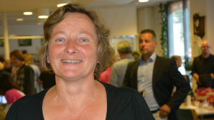 Tarja Varhelo vill fungera som familjestöd åt de syriska flyktingarna. Tarja Varhelo på flyktinginfo i Lojo.