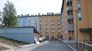 Människor har högre krav på sina bostäder än tidigare anser Rosengren. (Arkivbild.) infart till ett husbolag