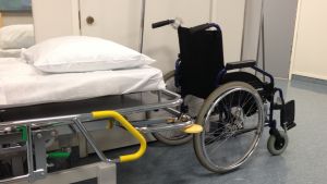 Brottshärvan är speciellt omfattande eftersom den också har en samhällelig betydelse med tanke på att det gäller vården i en stad. Rullstol och sjukhussäng.