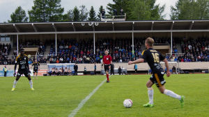 Antamo arbetar som huvuddomare i ligan. SJK:s Akseli Pelvas för upp bollen i match mot VPS. Domaren Dennis Antamo (röd skjorta)