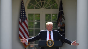 Donald Trump slår ut med händerna när han talar om utträdet ur Parisavtalet i Vita husets rosenträdgård.