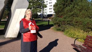 Anne Waselius hör till trotjänarna, som också i år samlade in pengar för Hungerdagen. Anne Waselius koordinerar insamlingen i Grankulla.