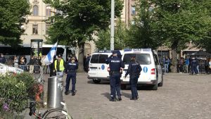 Efter sju på kvällen var läget spänt på Järnvägstorget. Polisen har gripit tre personer. Polisen tvingar demonstranterna i Suomi Ensin-lägret på Järnvägstorget att överge sitt tält. 26.6.2017, Helsingfors.