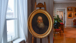 Den här tavlan flyttas till fönstret på Runebergsdagen, så det utifrån ser ut som att J.L. Runeberg skulle titta ut. Runebergs porträtt i runebergs hem i borgå