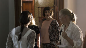 Också filmen om Maria Åkerblom är på finska. Elokuvaohjaaja Zaida Bergroth ja näyttelijä Pihla Viitala Marian paratiisi -elokuvan kuvauksissa Viron Olustveressä.