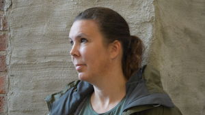 Ann-Christine Stenkull-Aura påpekar att vardagen är tuff nog för föräldrar till barn med specialbehov. Orken räcker inte nödvändigtvis till för att ta strid med skola och beslutsfattare. Kvinna vid stenvägg.