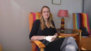 Psykologen Susanna Slama säger att det är bra att prata öppet om droger. Susanna sitter i en fåtölj och ser in i kameran.