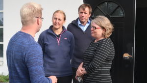 Många företagare möttes under temadagen om prissättning på Kimitoön, på bilden Virpi Heino, Daniel Wilson, Maria Pick och Benjamin Donner med ryggen till. Fyra personer står och samtalar med varandra utanför en dörr vid ett vitrappat hus.