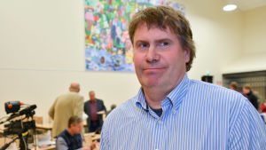 Mikael Karlsson. man i ljusblå randig skjorta, sfp ledamot i fullmäktige
