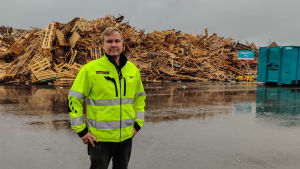 Christian Hindersson ser framemot att flera aktörer börjar sin verksamhet på området. En man står framför en stor hög med europallar.